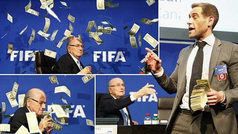 Danh hài nước Anh gặp rắc rối vì vụ ném tiền vào mặt chủ tịch FIFA Sepp Blatter