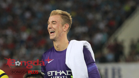 Joe Hart pha trò khiến đội tuyển Việt Nam cười nghiêng ngả