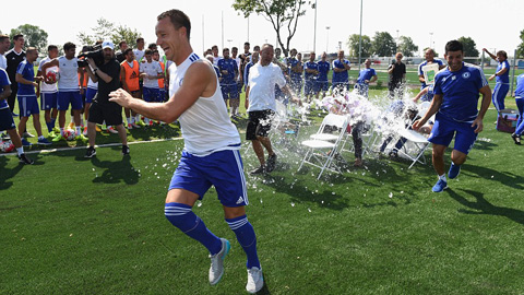 Cười vỡ bụng với trò lừa của Mourinho khiến các thành viên Chelsea chạy như vịt