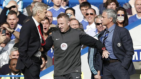 Mourinho chỉ trích Wenger bỏ tiền mua danh hiệu, ai đúng?