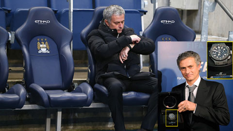 Mourinho làm gì với huy chương nhận được?