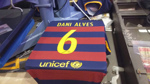 Áo số 6 đã thuộc về Dani Alves