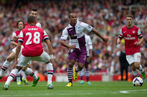 Agbonlahor trong vòng vây các cầu thủ Arsenal