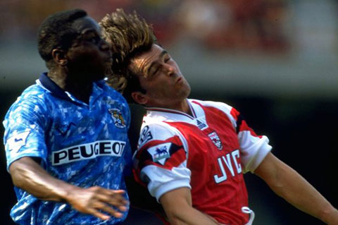 Coventry City (trái) đè bẹp Arsenal ngay trên sân khách