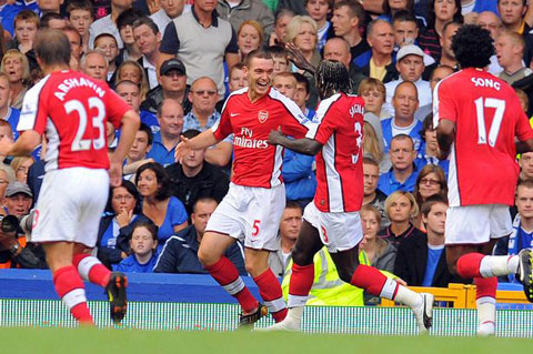 Arsenal giành chiến thắng tưng bừng trên sân của Everton