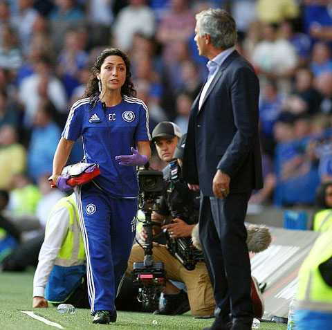 HLV Mourinho hứng chịu búa rìu chỉ trích sau vụ chửi nữ bác sĩ Carneiro