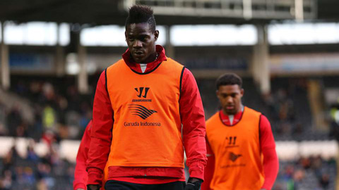 Ghi bàn về lưới nhà từ giữa sân, Balotelli bị tẩy chay ở Liverpool