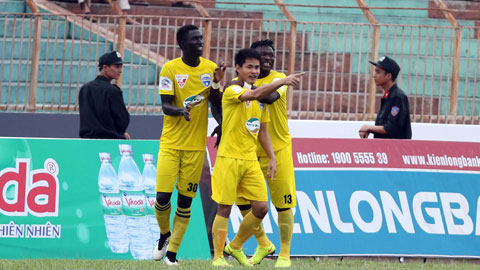 Bình luận V.League: Tay đua lục tuần & bản lĩnh ứng viên Bình luận V.League: Tay đua lục tuần & bản lĩnh ứng viên