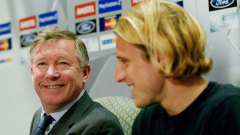 Forlan được Sir Alex mời về M.U khi đang... tắm