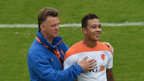 Louis van Gaal và Depay khi ông còn làm HLV ĐT Hà Lan