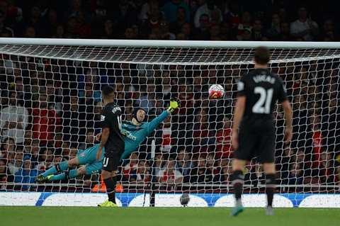 Thủ thành Cech khiến các chân sút Liverpool phải nản lòng vì sự xuất sắc của bản thân