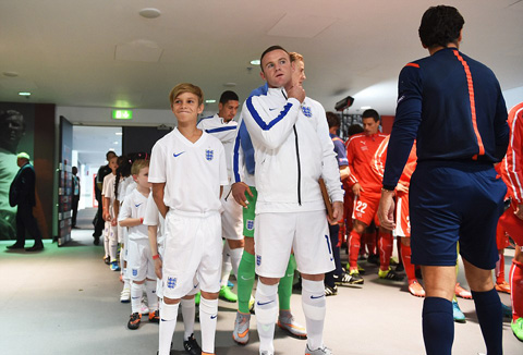 Romeo chuẩn bị bước ra sân cùng Rooney