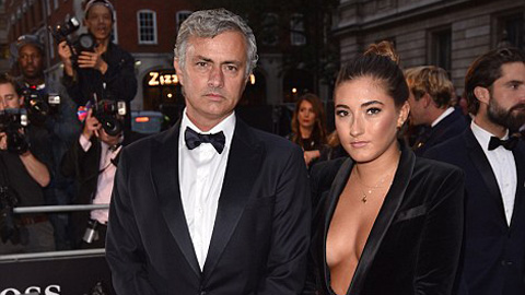 Bóng đá - Con gái Mourinho quyến rũ trong bộ đầm xẻ ngực sexy cùng cha đi nhận giải thưởng