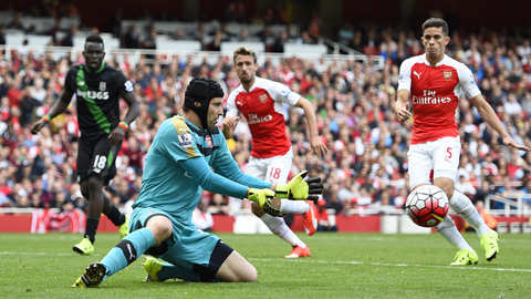 Arsenal 2-0 Stoke: Pháo thủ vào guồng