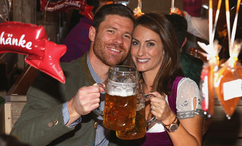 Tiền vệ Xabi Alonso cụng ly cùng vợ Nagore Aramburo