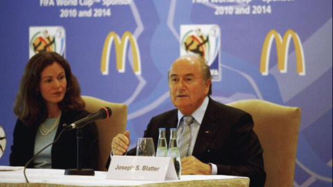 Các nhà tài trợ rủ nhau yêu cầu Blatter từ chức Các nhà tài trợ rủ nhau yêu cầu Blatter từ chức