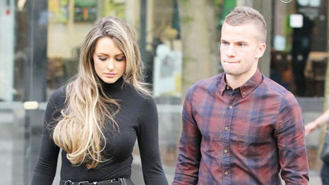 Thêm Tom Cleverley bị đạo tặc hỏi thăm