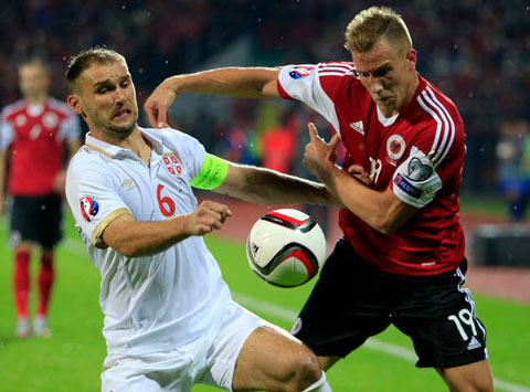 Ivanovic (trái) mới dính chấn thương trong trận đấu với Albania 