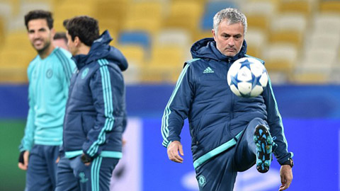 HLV Mourinho liên tục nhận án phạt của FA