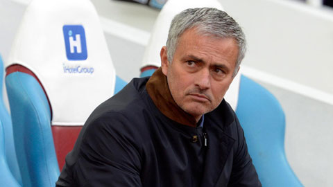 HLV Mourinho bỏ họp báo, bị quay lén trên khán đài