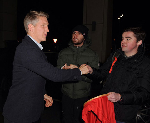 Schweinsteiger ký tặng fan bên ngoài khách sạn